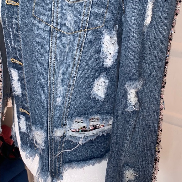🆕Distressed Cropped Denim Jacket - Picture 7 of 9